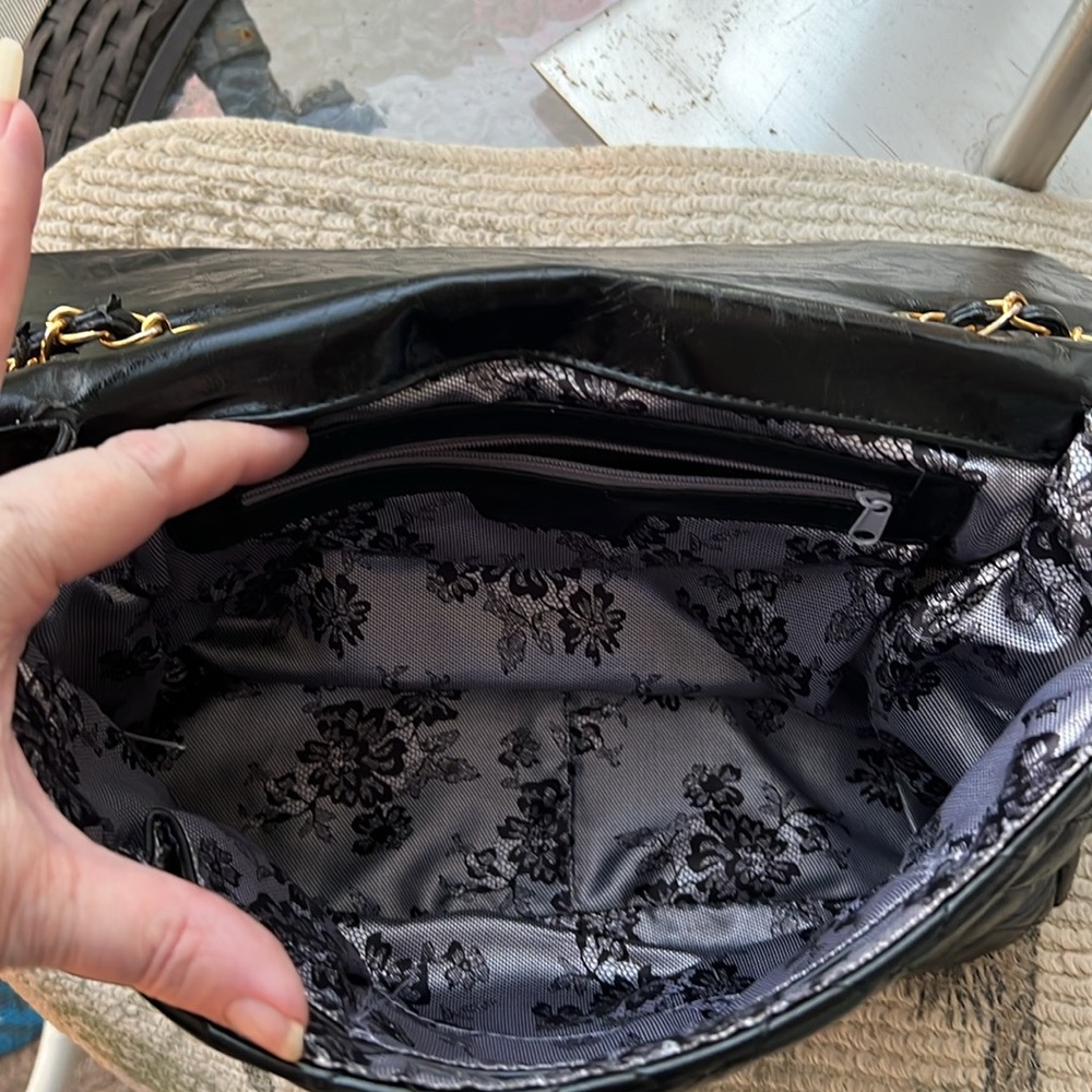 Elegant Black Quilted Shoulder Bag - Picture 8 of 9
